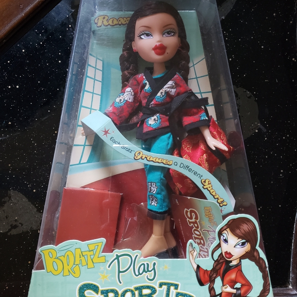Bratz Play Sportz Kickin Karate (Roxxi)